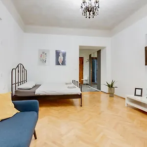 https://new-moderated-skolska-apartment.praguehotelsweb.com